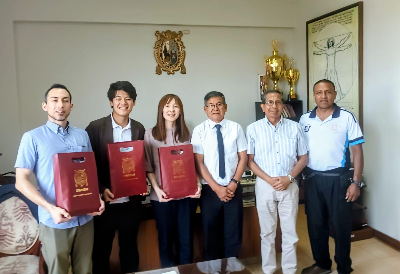 Tres profesores japoneses de Educación Física visitan la facultad