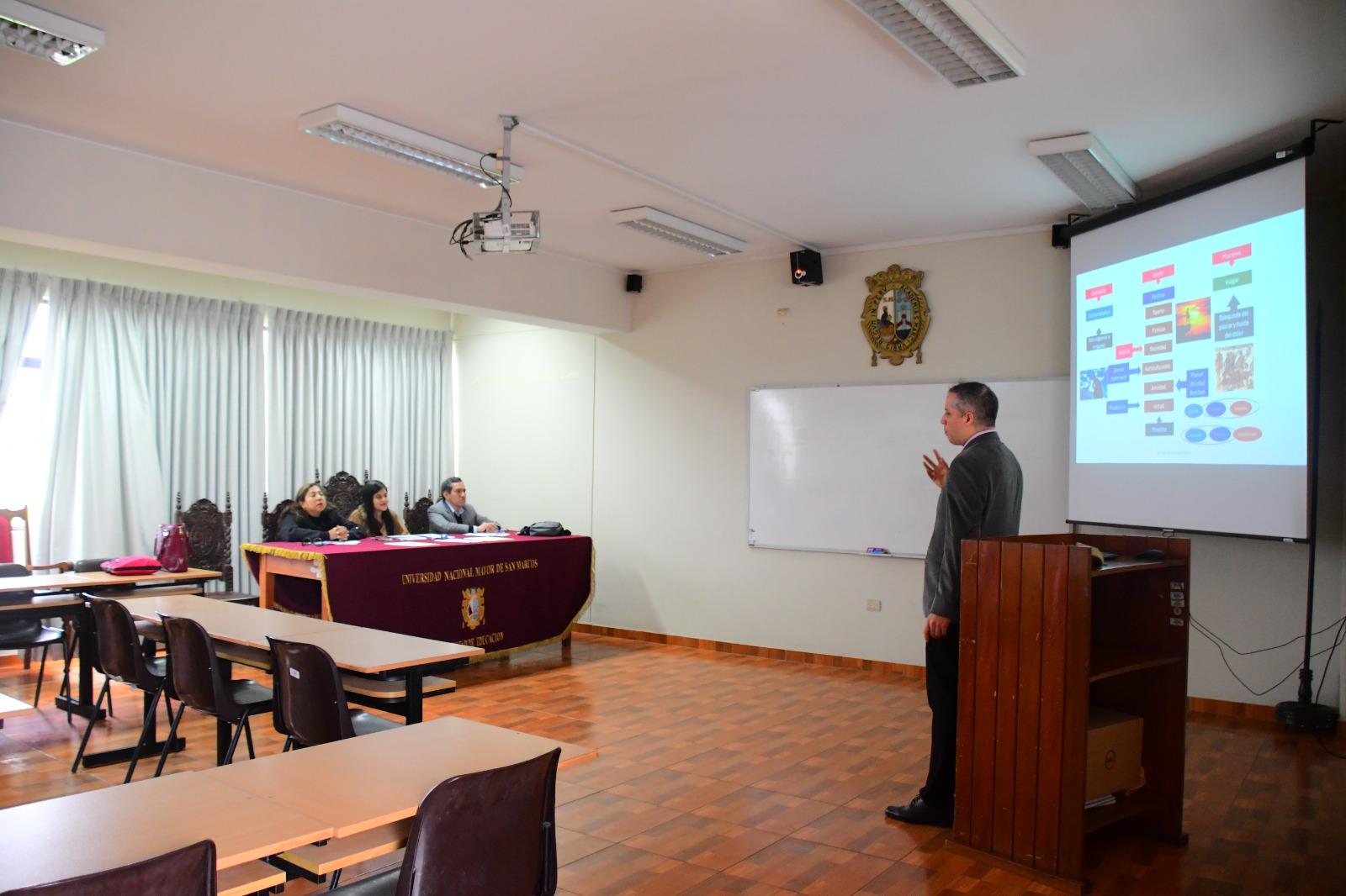 La Facultad de Educación acatando las directivas establecidas en resolución rectoral, inició hoy la evaluación de profesionales.