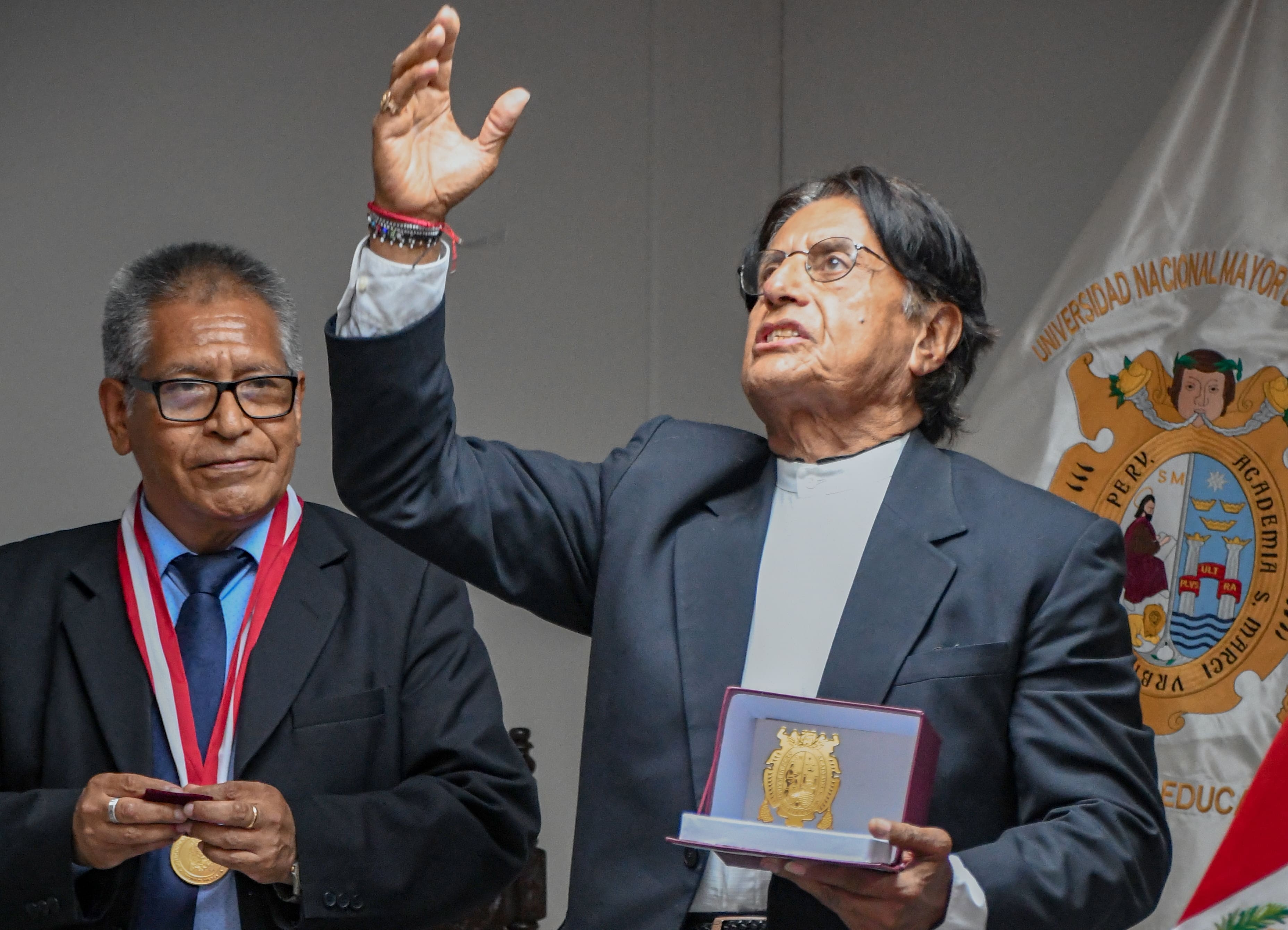 Facultad de Educación de UNMSM distinguió a Reynaldo Arenas por sus bodas de oro como actor